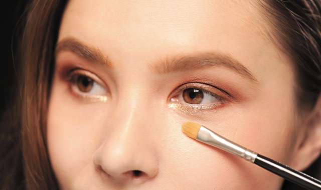 柳梧铁路金田跨平武高速特大桥首片T梁顺利架设